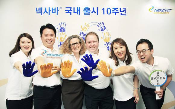 서울 동작구 바이엘코리아 사옥에서 넥사바® 국내 출시 10주년 기념식이 진행되었다. 바이엘 코리아 잉그리드 드렉셀 대표와 제임스 알렉산더 특수치료제 사업부 총괄 등 임직원이 모여 넥사바를 선택한 환자들의 ‘현명한 결정’을 이어가겠다는 다짐과 함께 핸드프린팅을 실시하고 있다.