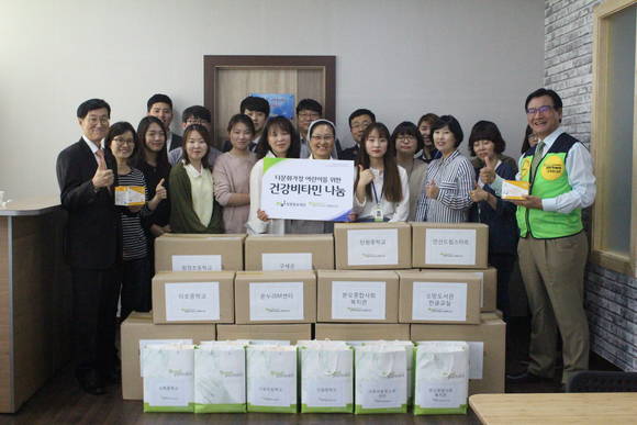 보령중보재단 김성원 사무국장(좌)이 굿파트너즈 정재준 대표(우)에게 비타민을 전달하고 있다.