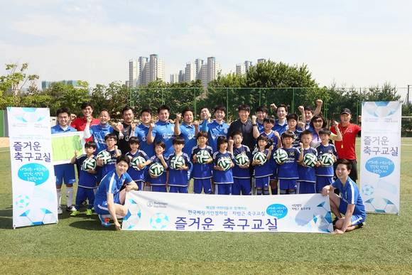 한국베링거인겔하임 임직원 축구단 '빅풋(BIKFUT)'과 차범근 축구교실의 차범근 회장 및 코치단은 아동복지시설 혜심원 및 용산지역아동복지센터 아동들과 함께하는 '베링거인겔하임 즐거운 축구교실'을 마련, 지역사회 소외계층의 아동들이 정신적∙육체적으로 건강하게 성장할 수 있도록 같이 축구 시합을 하며 소통하는 나눔의 시간을 가졌다.