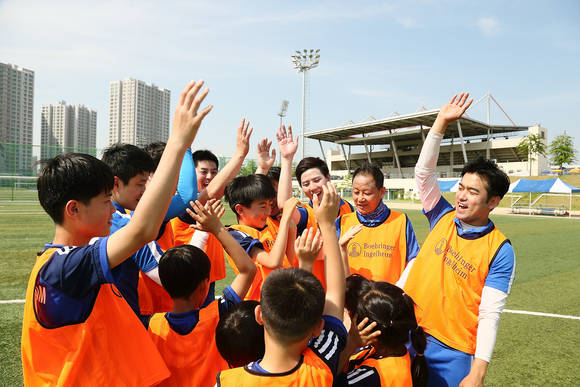 한국베링거인겔하임 임직원 축구단 '빅풋(BIKFUT)'과 혜심원 및 용산지역아동복지센터 아동들이 5월 21일 진행된 ‘베링거인겔하임 즐거운 축구교실’에서, 경기 시작에 앞서 우승을 기원하는 팀워크를 다지고 있다.