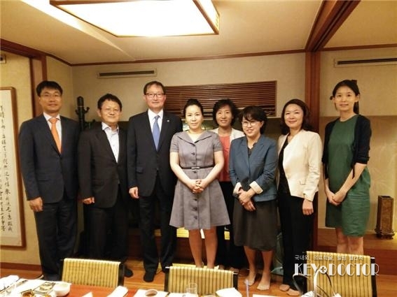 좌측으로부터 성용배 변호사, 김해영 법제이사(변호사), 추무진 의협회장, 김복단 변호사, 김영미 변호사, 박세원 변호사, 유현정 변호사, 지연화 의협 법제팀 변호사