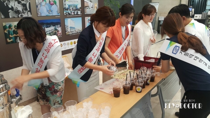 가톨릭대 인천성모병원에서 교직원 및 내원환자들에게 아이스 아메리카노를 제공하는 '아이스데이'를 진행했다.