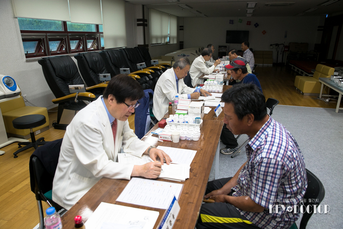 한국전립선관리협회 무료진료팀 의료진이 검진결과에 대해 상담하고 있다