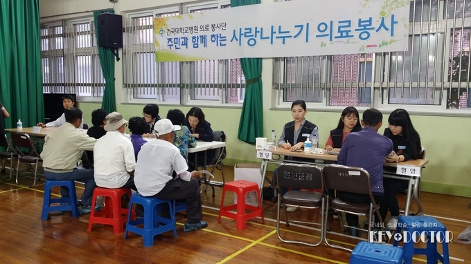 3일 전북 진안군 성수면에서 주민을 대상으로 건강상담 중인 건국대병원 의료봉사단.