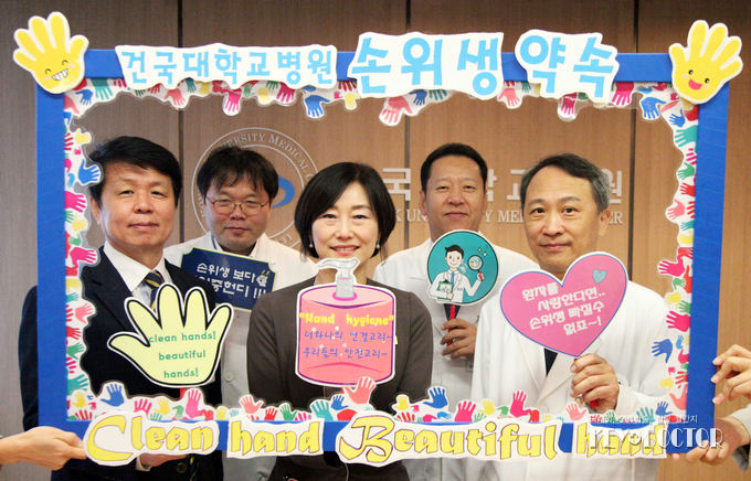 왼쪽부터 최영준 행정처장, 기현균 감염관리실장, 박미영 간호부장, 유광하 진료부원장, 황대용 병원장 순서 / 손위생 약속 인증샷을 찍고 있다.