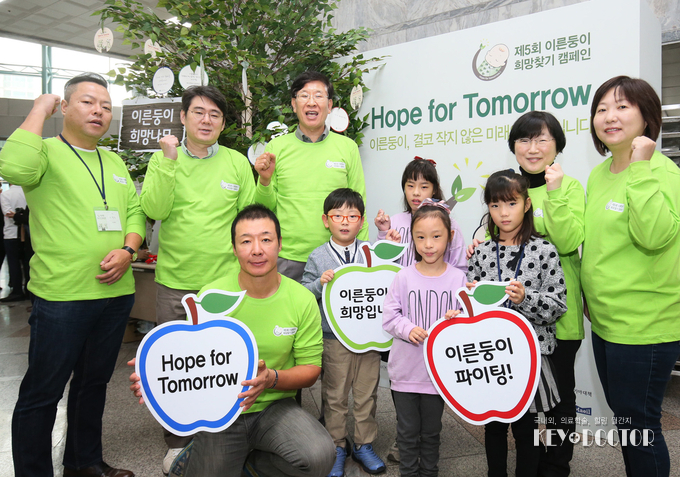 대한신생아학회가 주최하는 'Hope for Tomorrow 페스티벌'에 참여한 의료진과 이른둥이 가정들이 이른둥이들의 희망을 염원하는 희망나무 앞에서 다함께 포즈를 취하고 있다.
